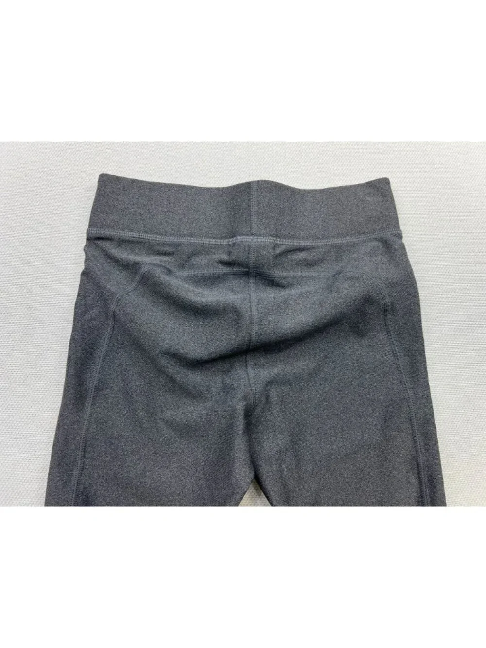 Under Armour Women's HeatGear Armour Capri Leggings Stretch Size S Gray Solid
